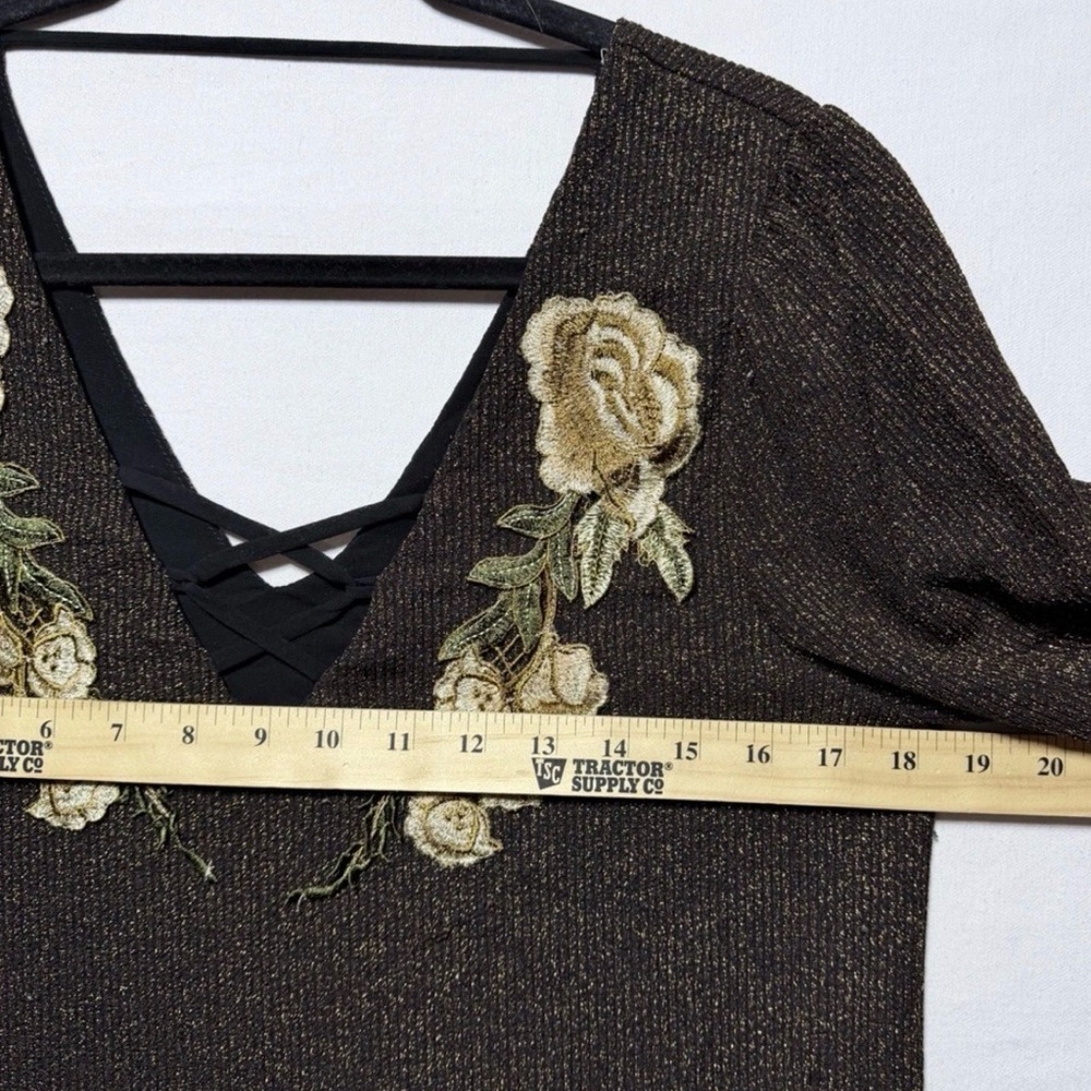 Gimmicks by BKE‎ Women's Top Sz S Brown Metallic Floral Western Criss Cross Back - Picture 9 of 10